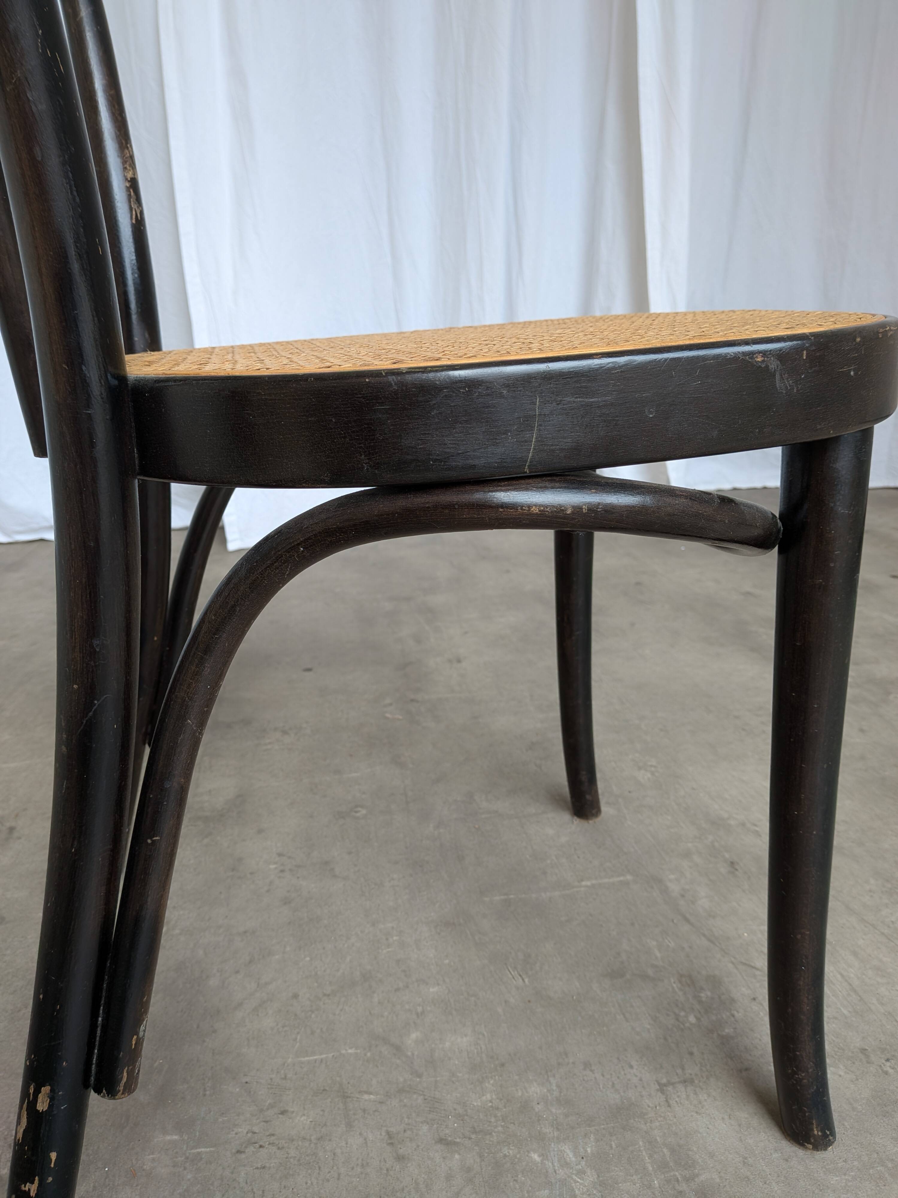 Chaise de salle à manger vintage style Thonet en bois noir et assise en cannage 1970