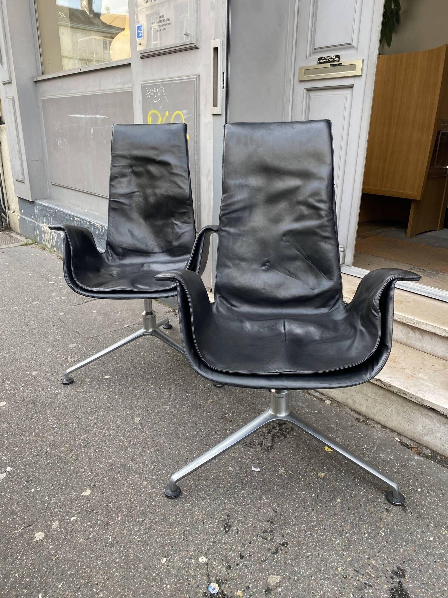 2 FK6725 chairs by Preben Fabricius and Jørgen Kastholm Editions kill inte