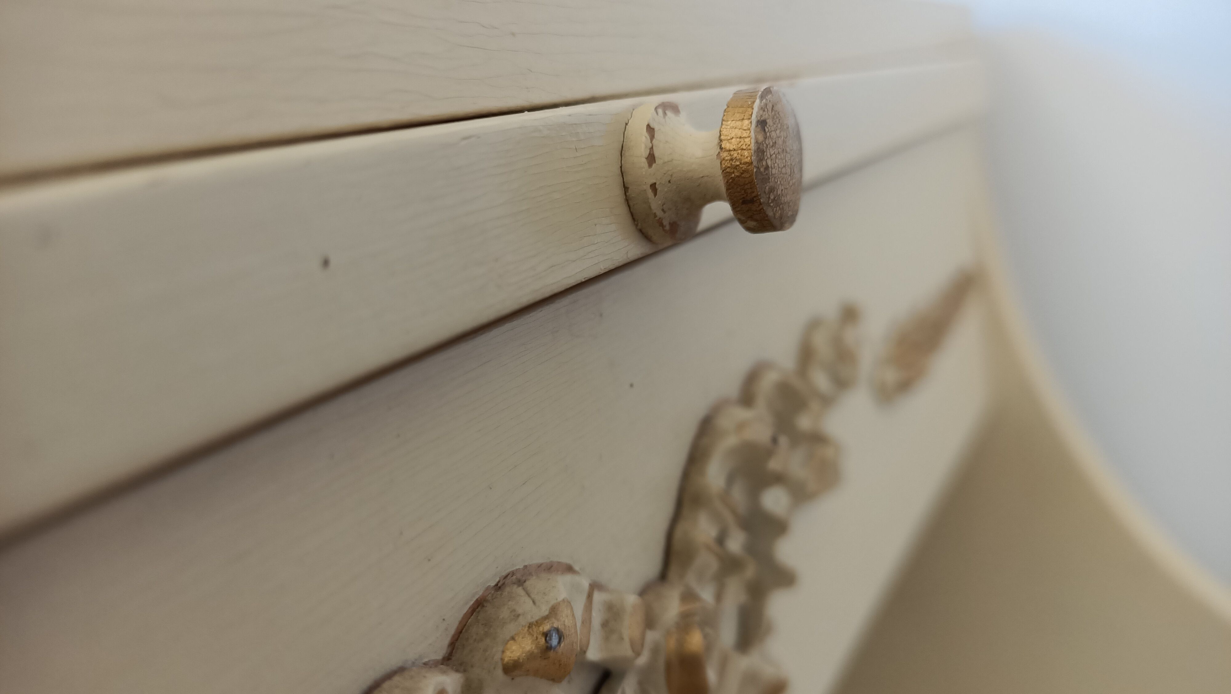 Chippy Phone Seat Table