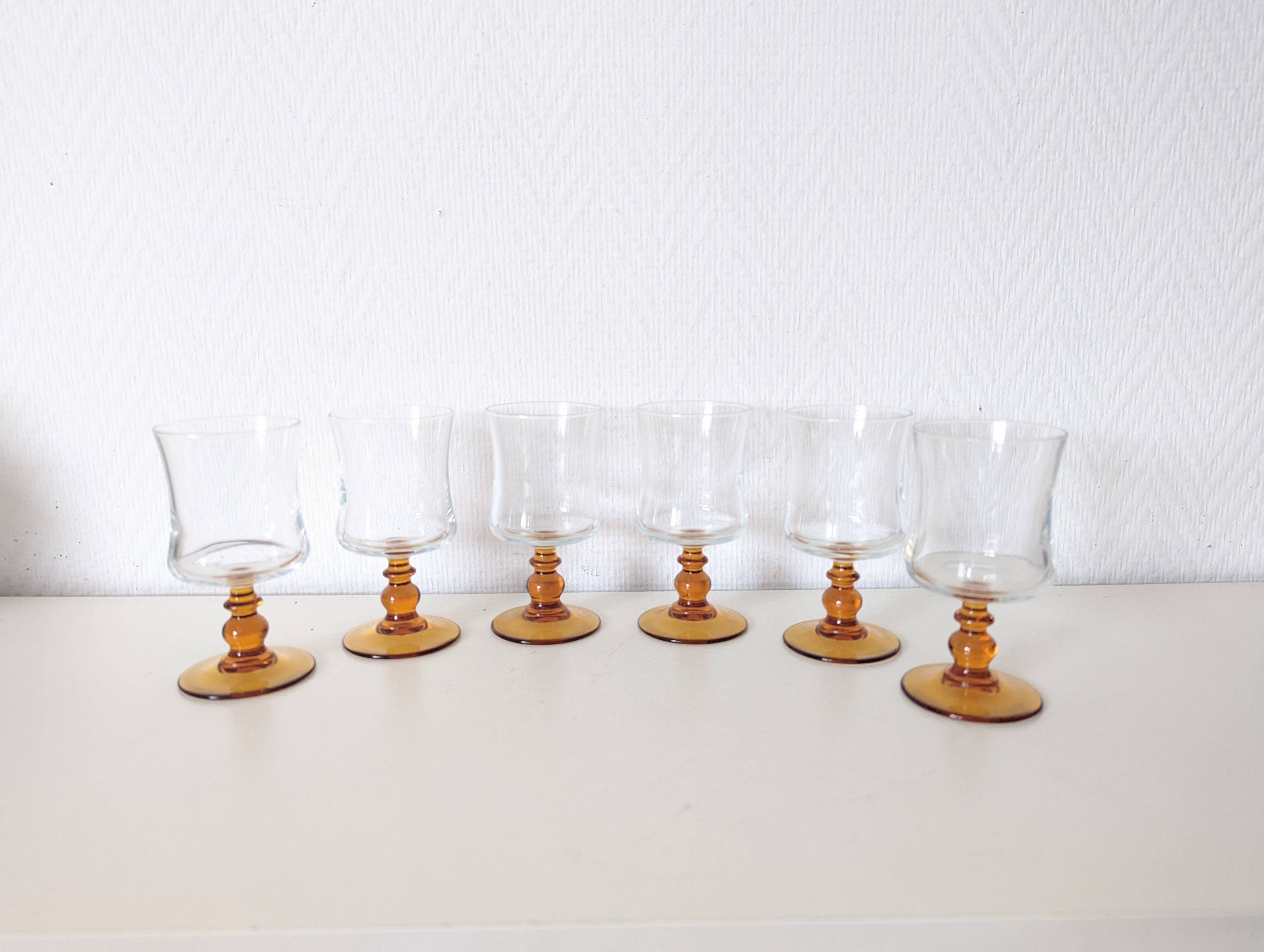 verre à pied , eau ou vin , pied jaune