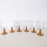 verre à pied , eau ou vin , pied jaune