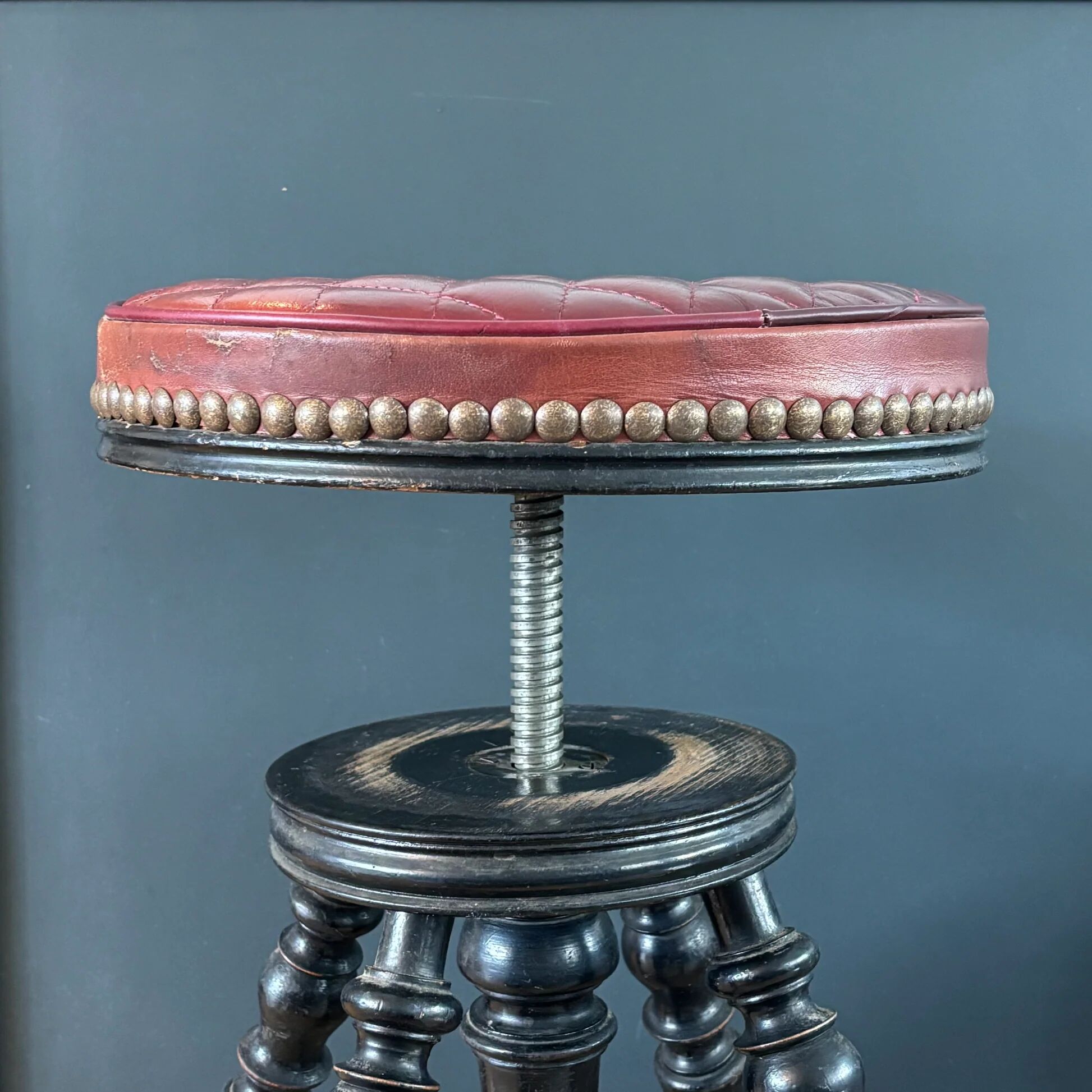 Tabouret de piano en cuir capitonnée et bois noirci