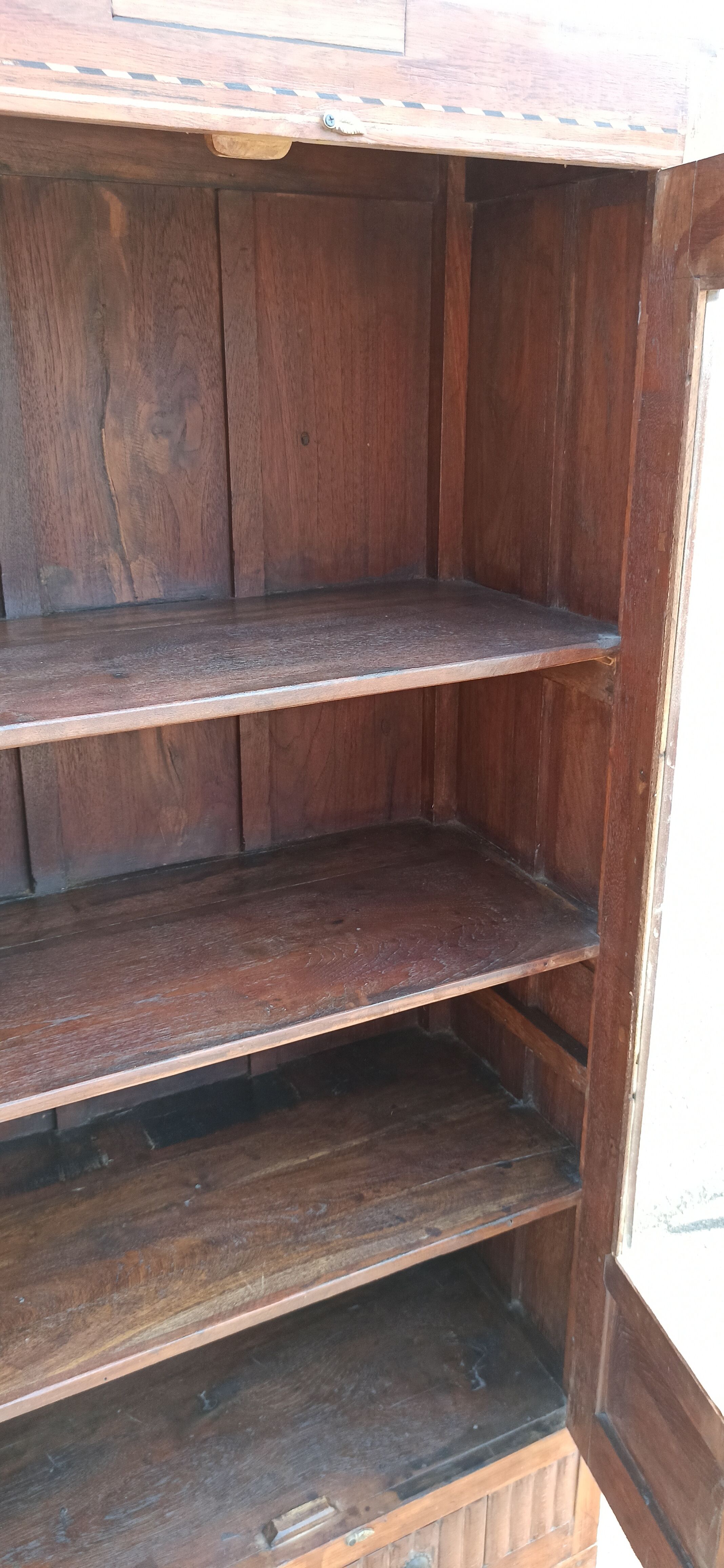 Armoire vitrée en teck deux portes et un tiroir