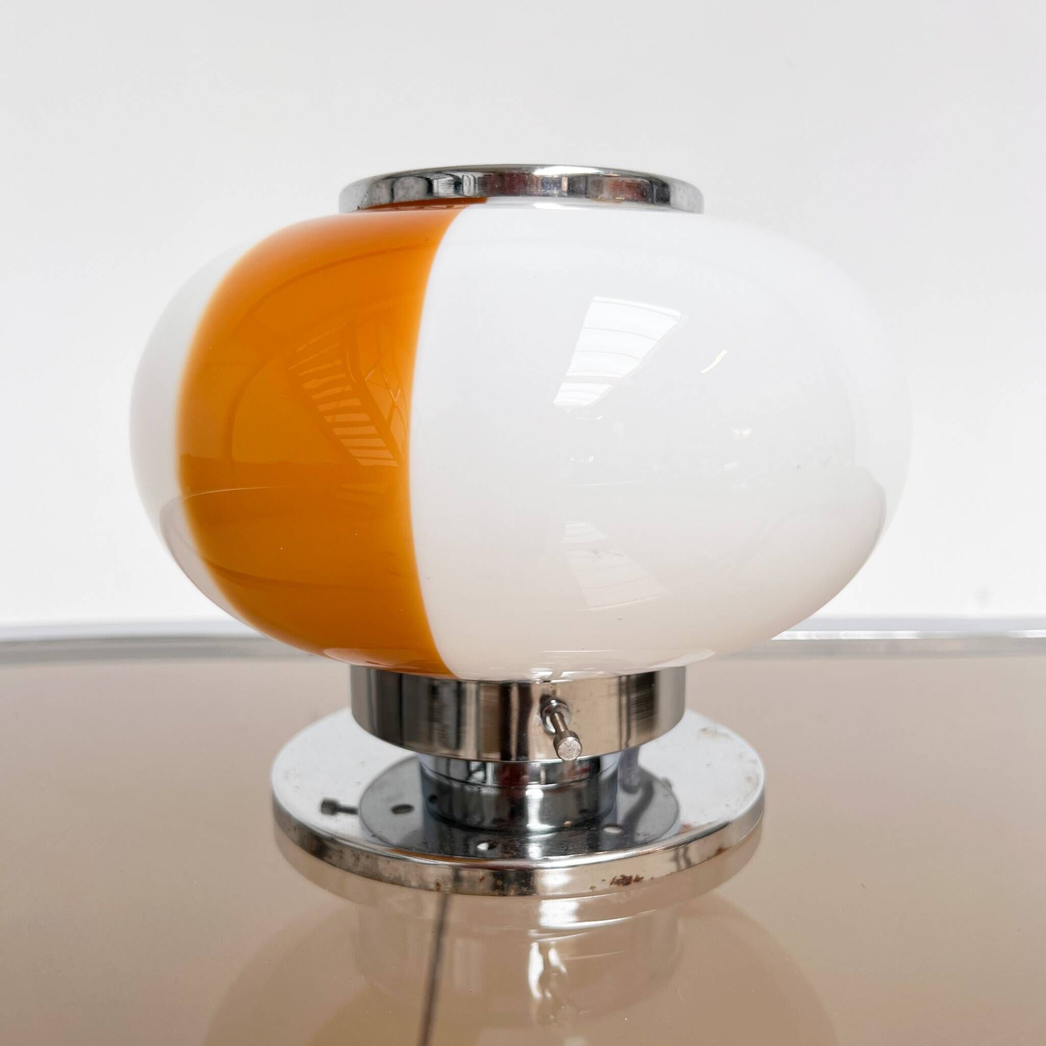 Lampe de table en verre opale italienne, années 1960