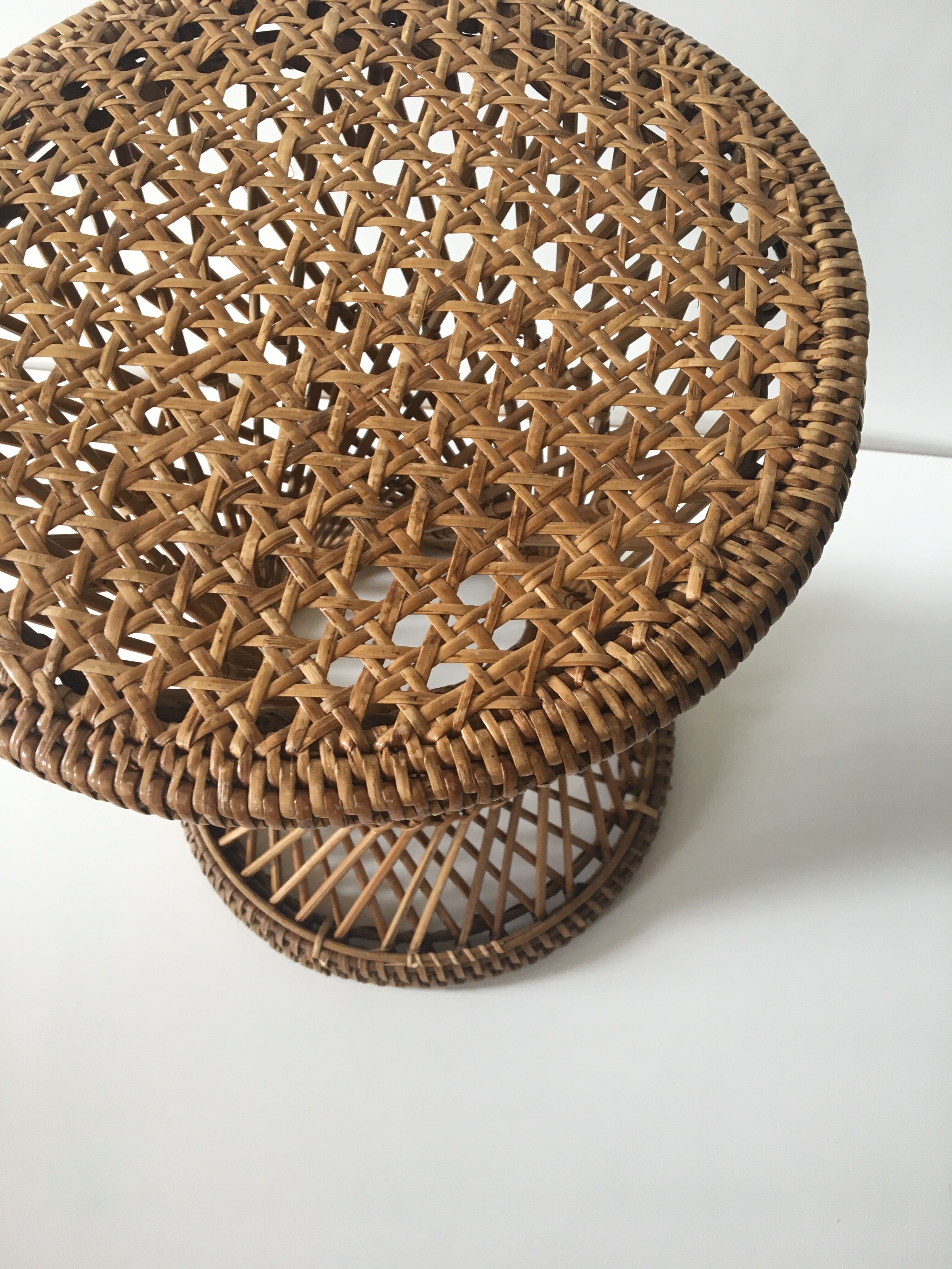 Tabouret en rotin et osier de forme diabolo