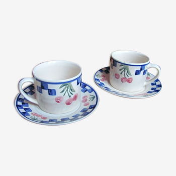 2 tasses et sous tasses à décor de cerises et damiers