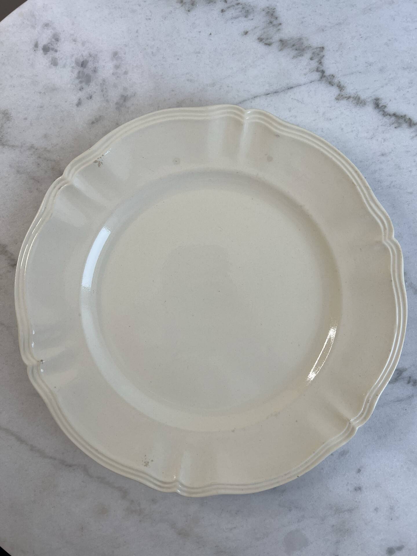 Sarreguemines Digoin — Ivory presentation plate, scalloped edge
