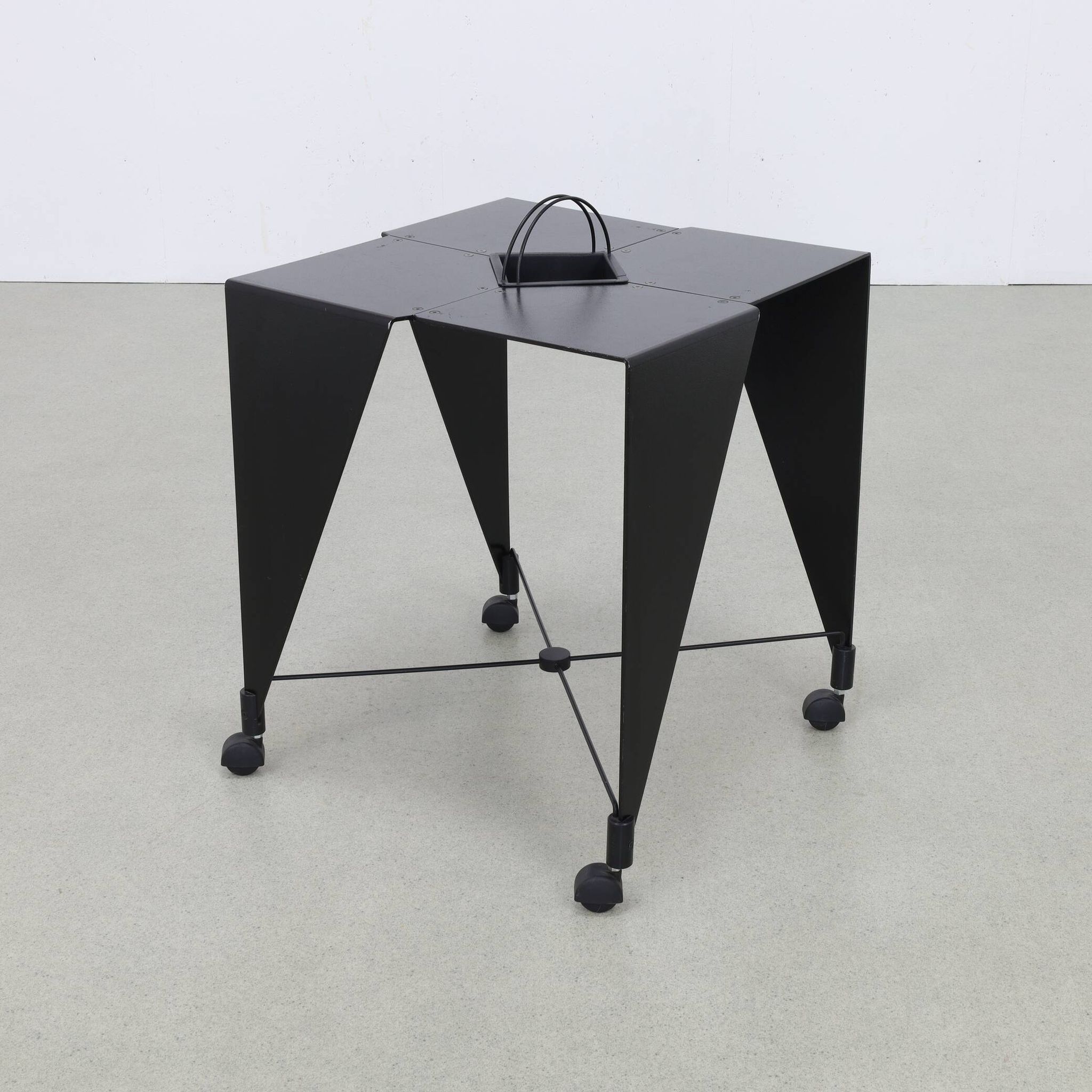 Table d'appoint sur roulettes Harlequin Errebi Italie, années 80 style Memphis