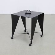 Table d'appoint sur roulettes Harlequin Errebi Italie, années 80 style Memphis