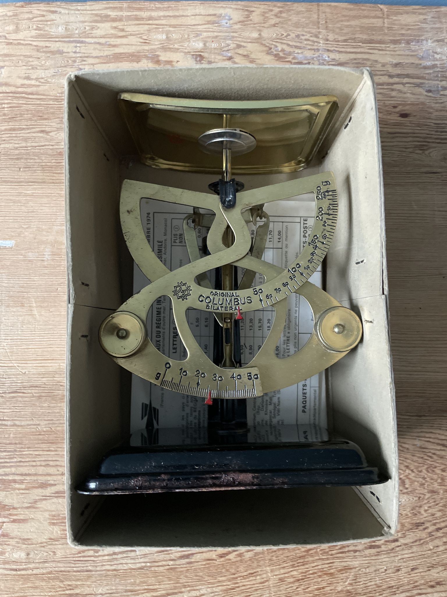 Ancien pèse lettrés Columbus Bilatéral sur pied dans sa boîte d’origine