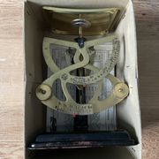 Ancien pèse lettrés Columbus Bilatéral sur pied dans sa boîte d’origine