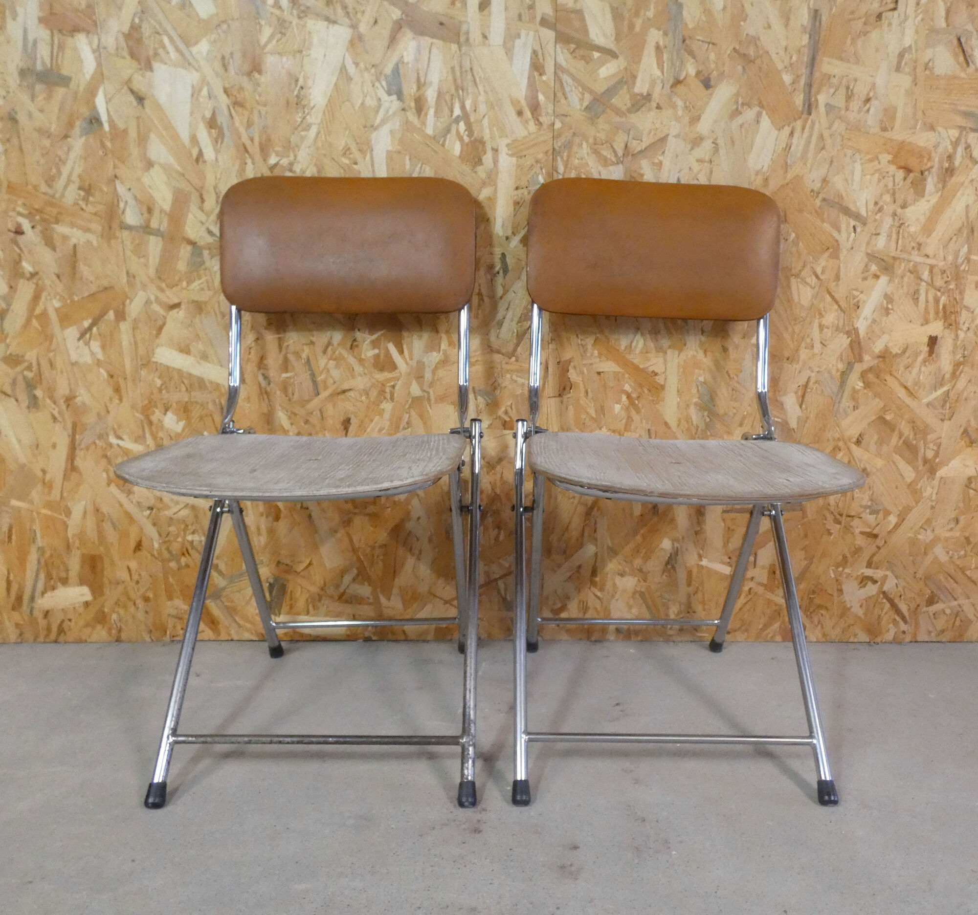 2 Eyrel folding chairs in chromed metal and skai 1970s