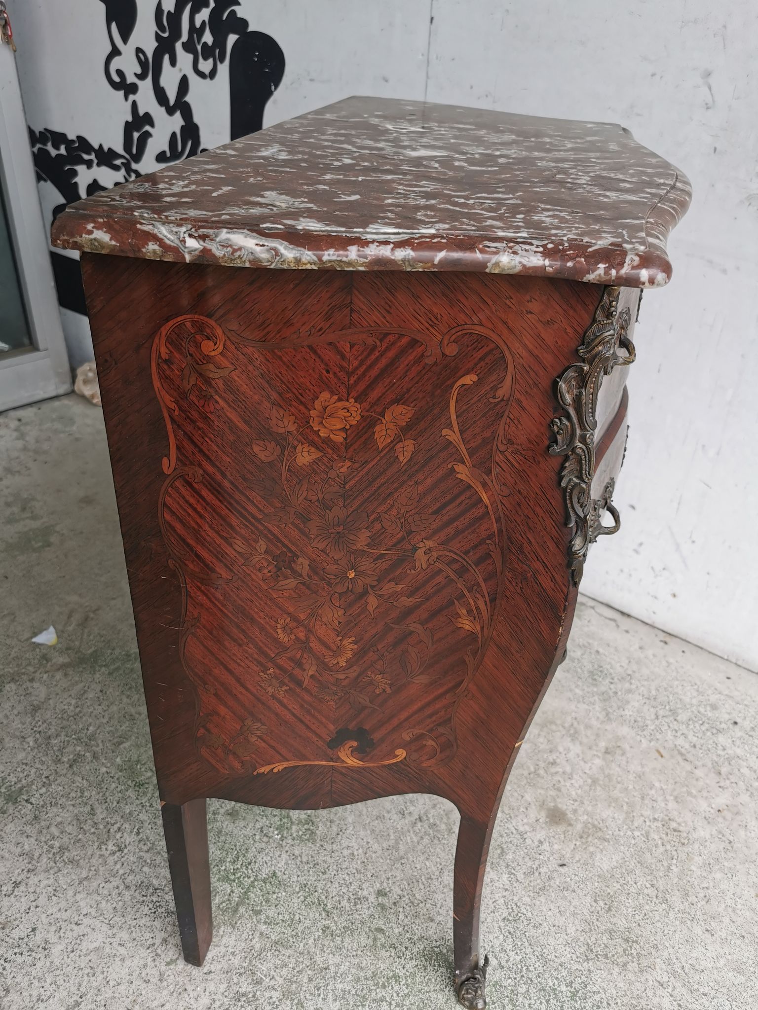 Commode galbee debut xxe marquetee bois de rose plateau marbre