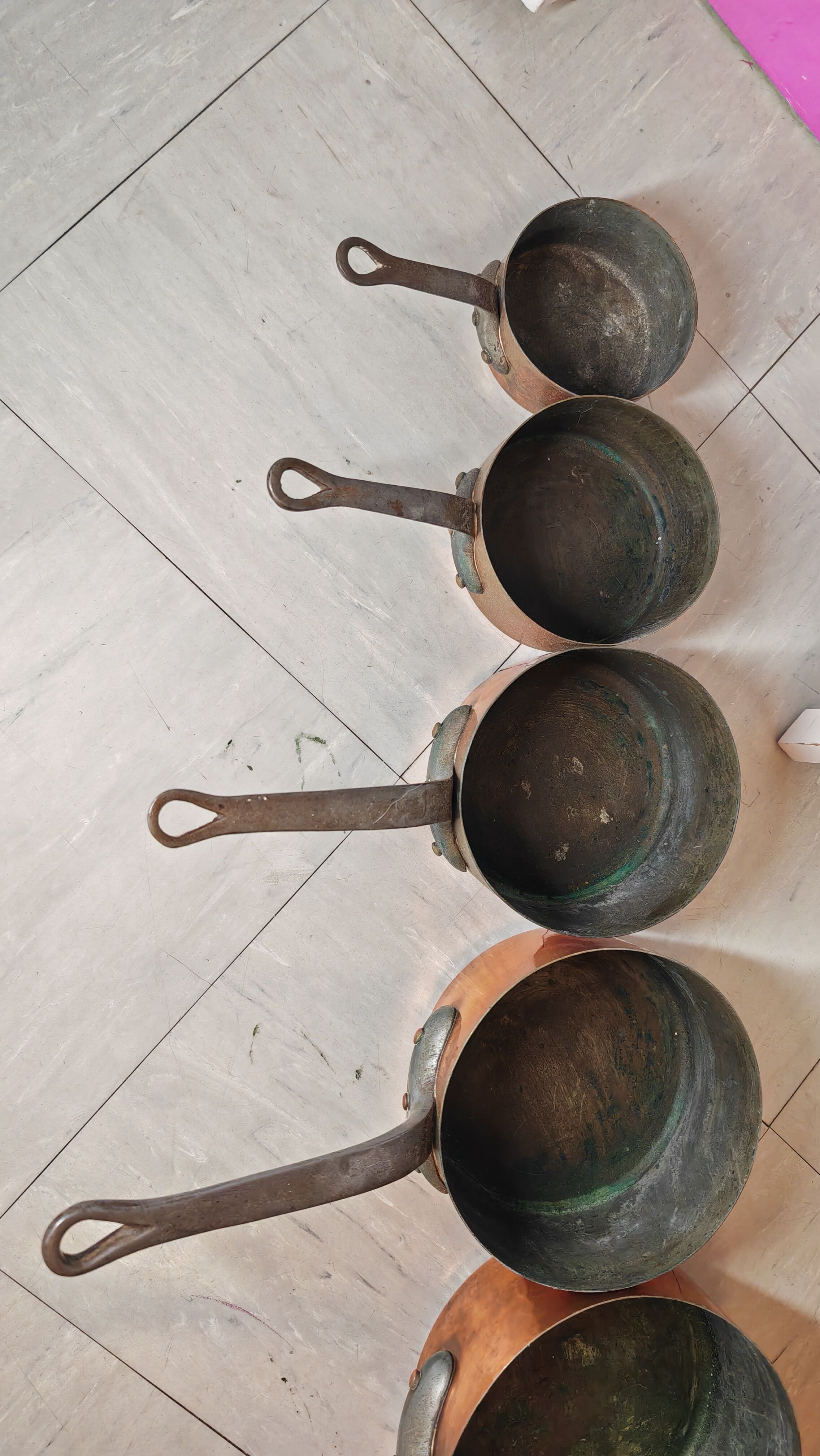 Lot de 7 casseroles en cuivre / manche en laiton