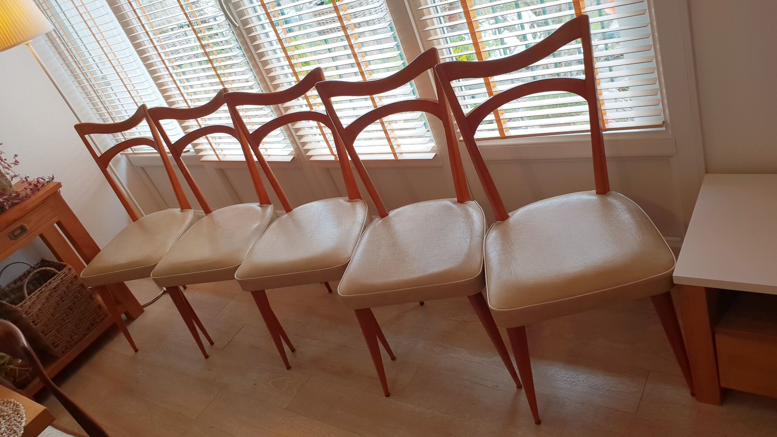 Set of 5 vintage chairs in skai