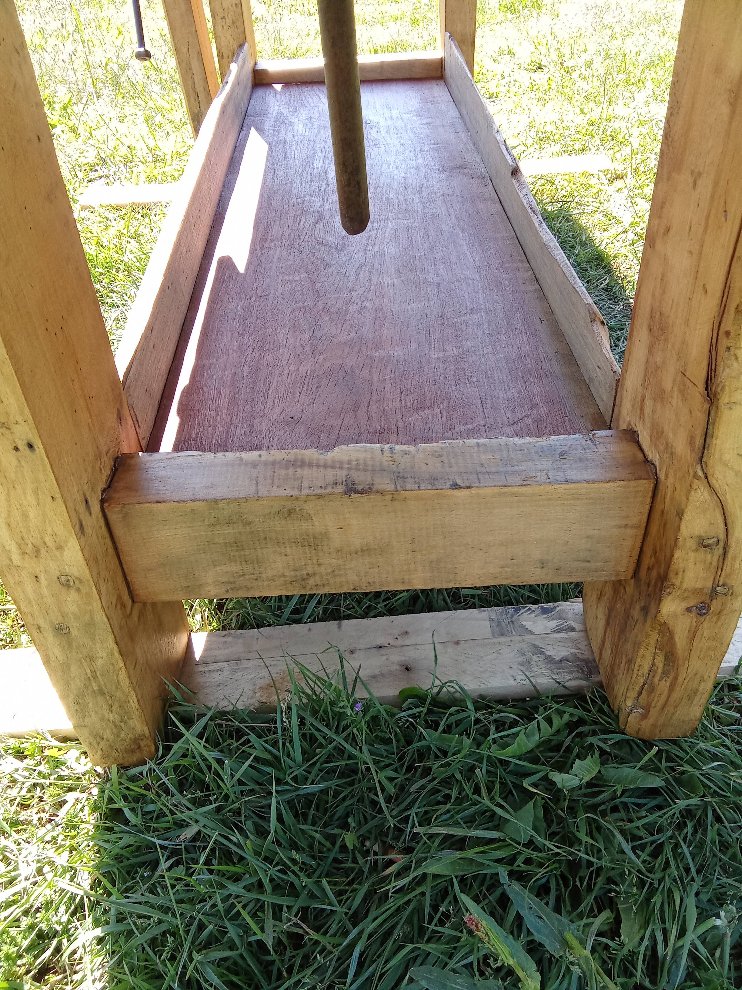 Old solid wood carpenter's bench with 2 functional vices.