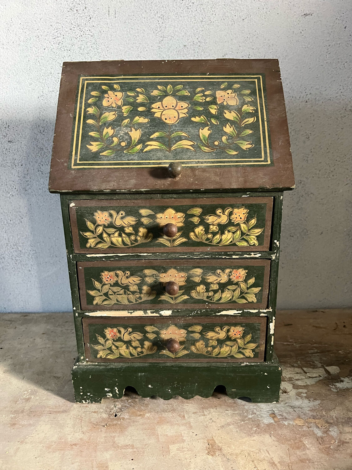 Box with flowered drawers