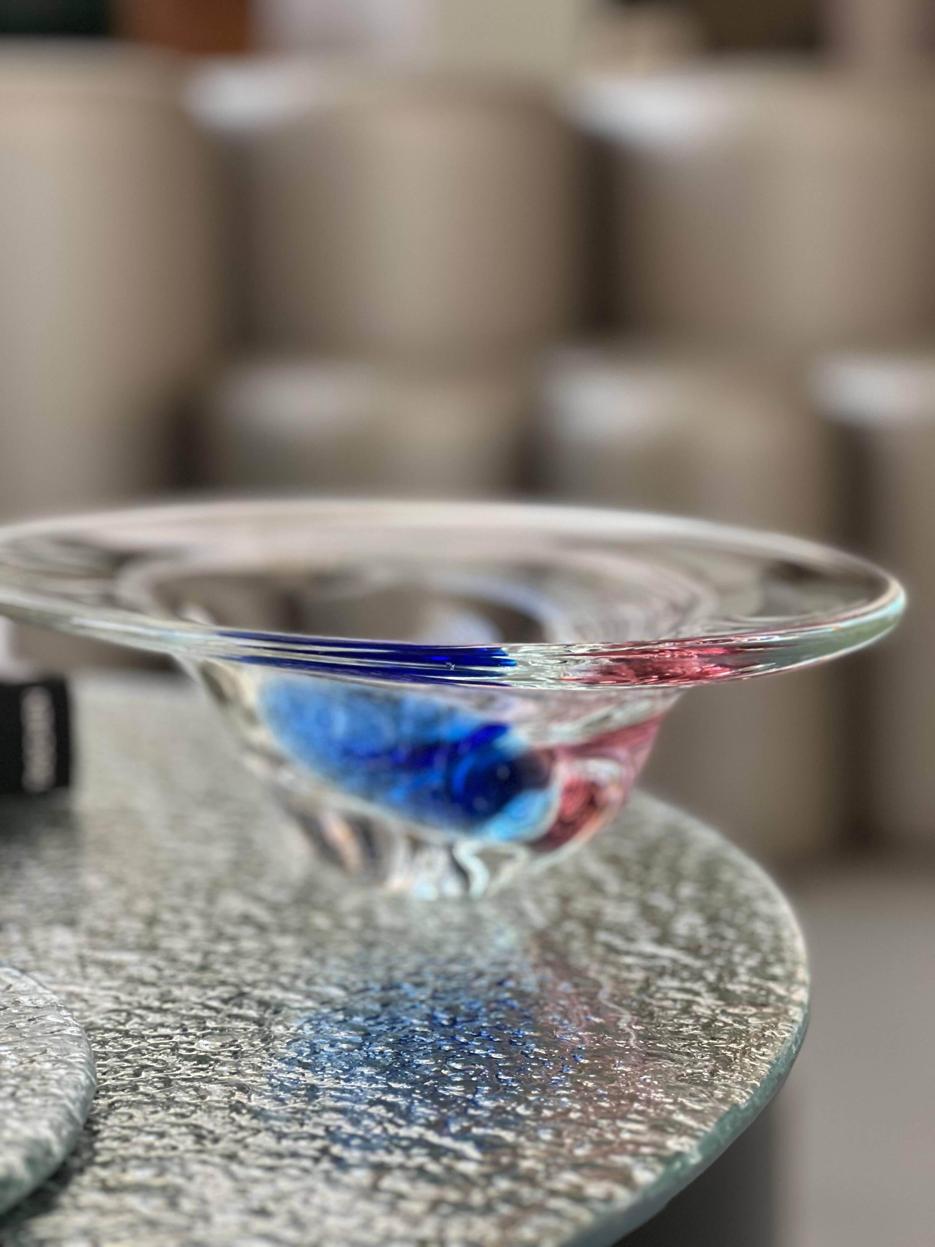 Bol décoratif en verre vintage, accents bleus, fabriqué en Italie.