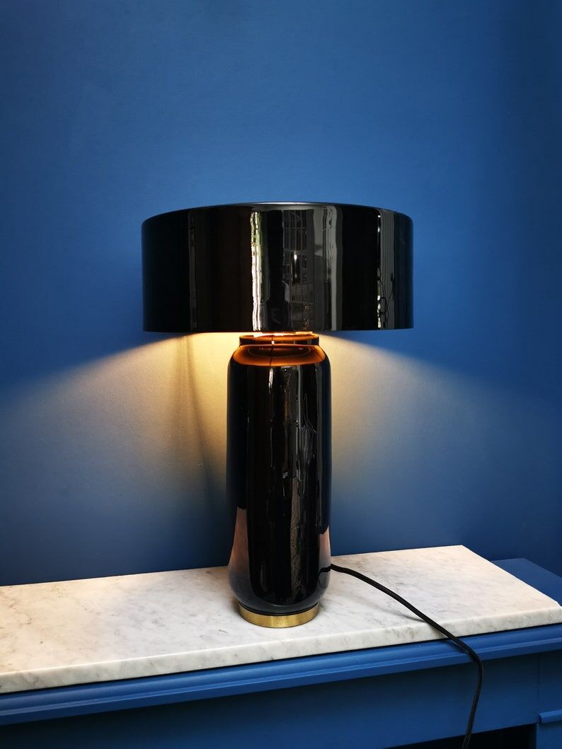 Black enameled metal lamp