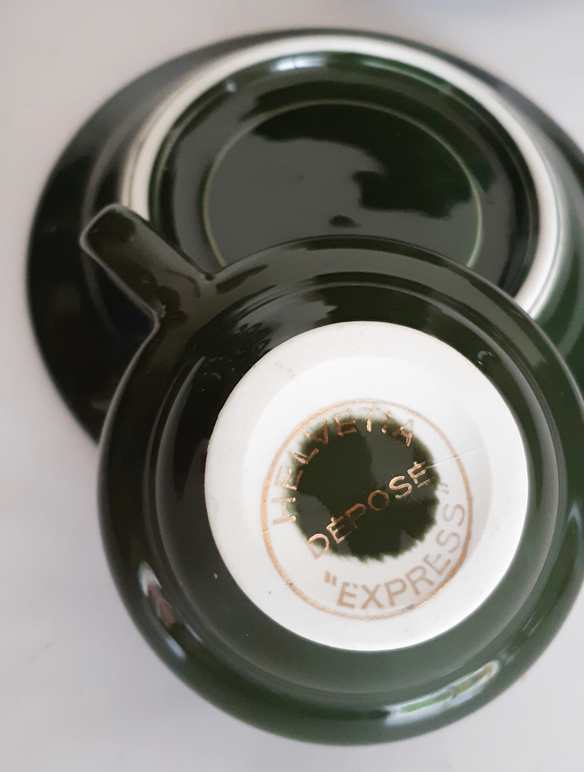 Tasses et sous tasses à café de bistrot vertes  "Helvetia"  , en porcelaine