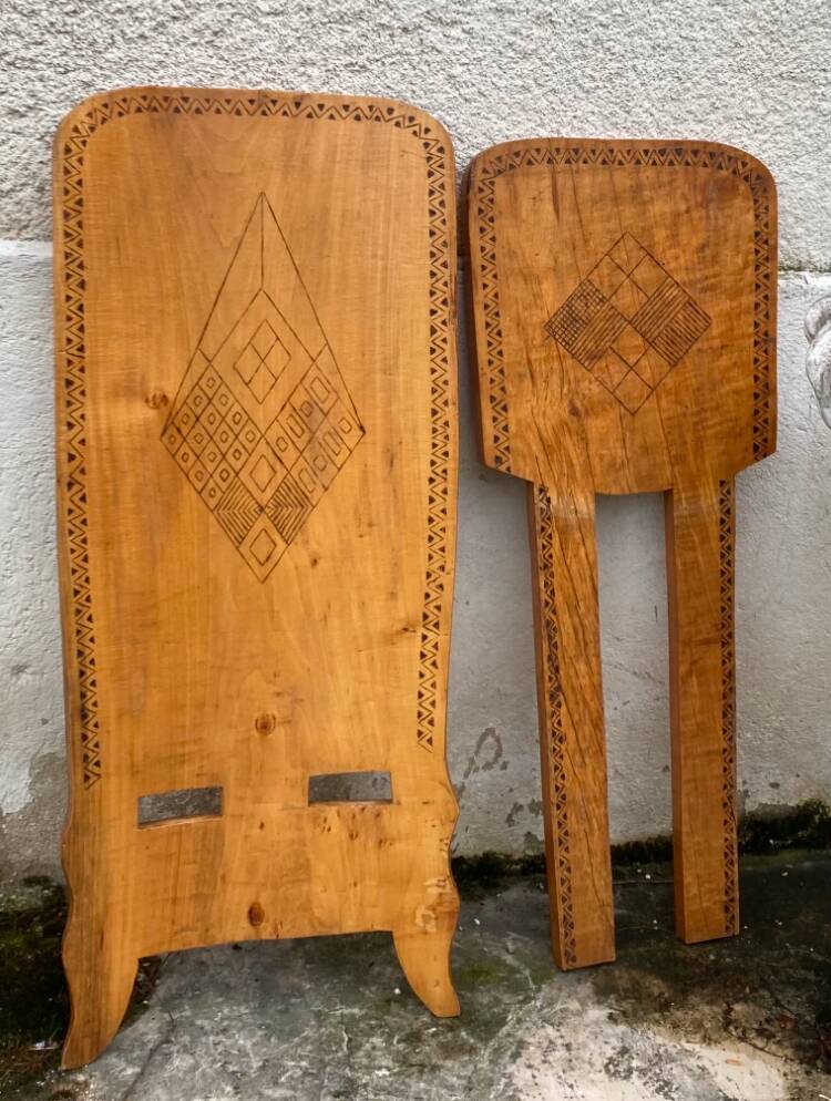 Grande chaise Africaine vintage en bois massif sculpté de motifs géométriques