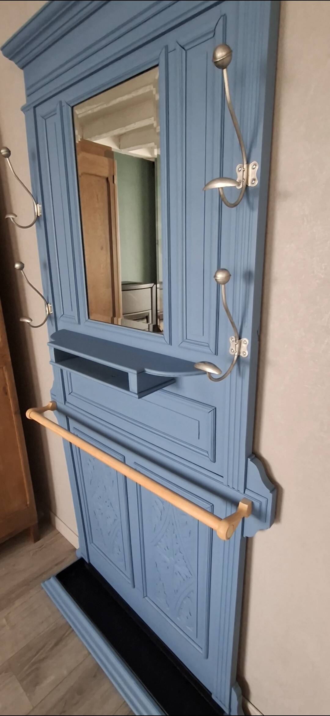 Wall-mounted locker room