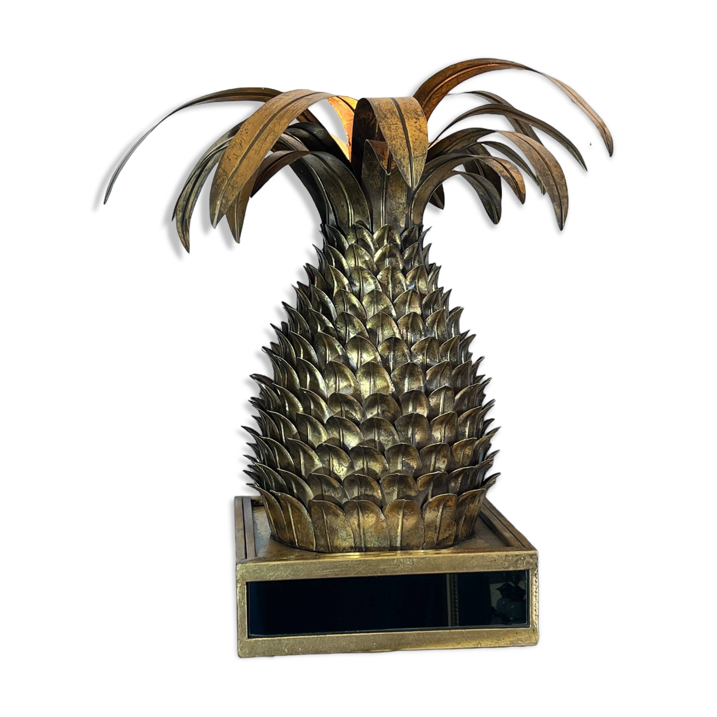 Pineapple-shaped lamp. in the "jansen of the 70s" style in metal.