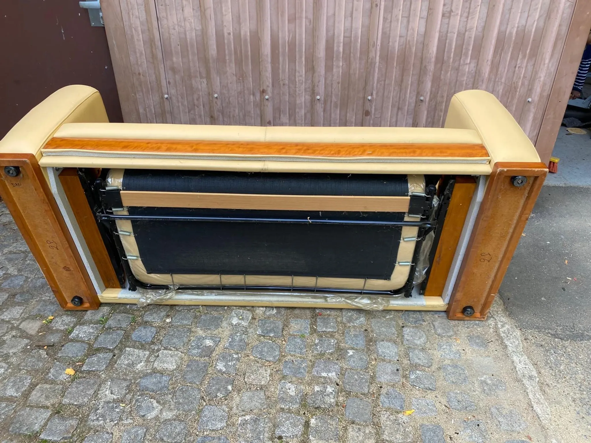 Art Deco 3-seater convertible sofa in genuine beige leather and red fabric from the 1980s.