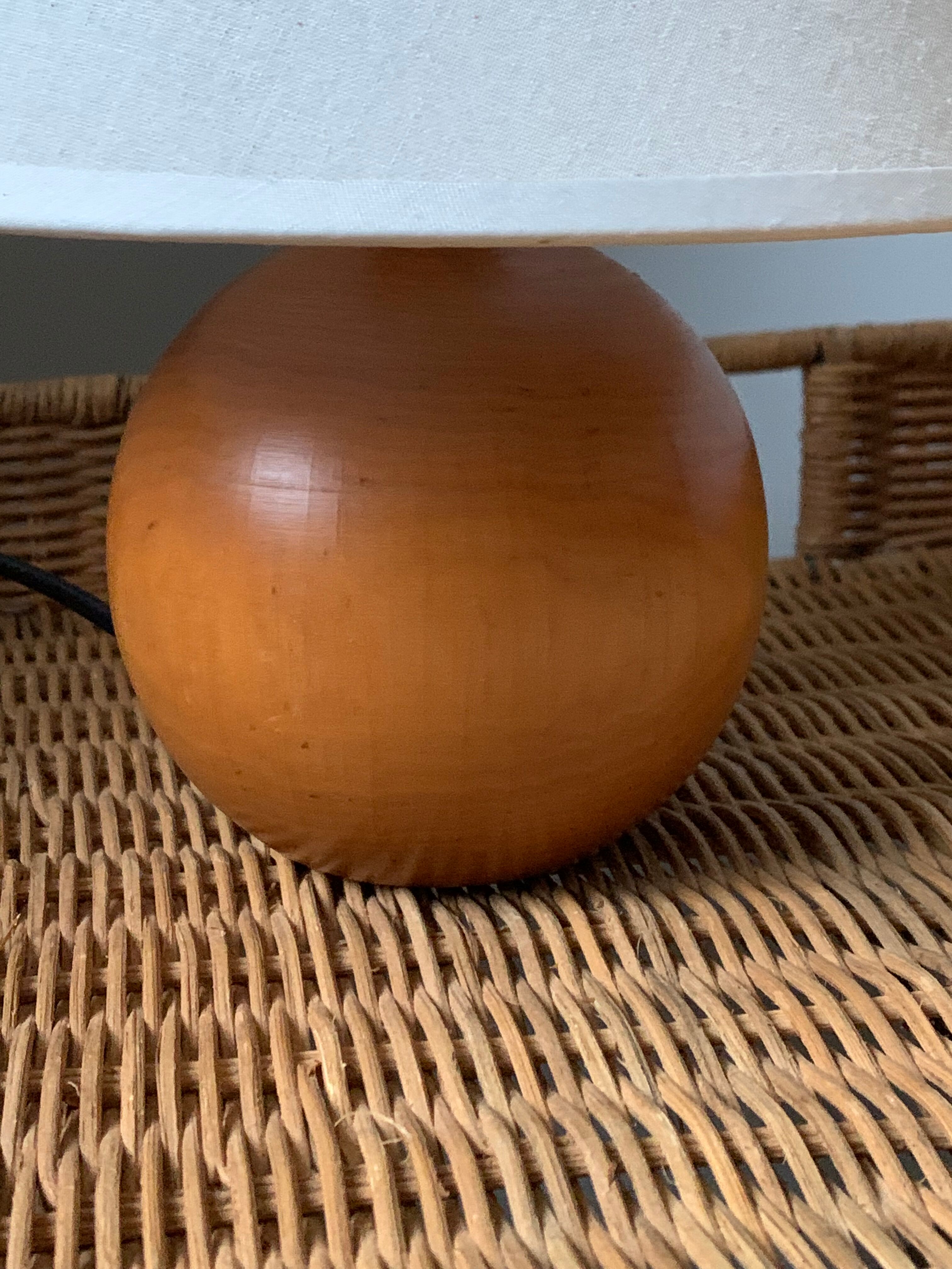 Wooden ball foot lamp