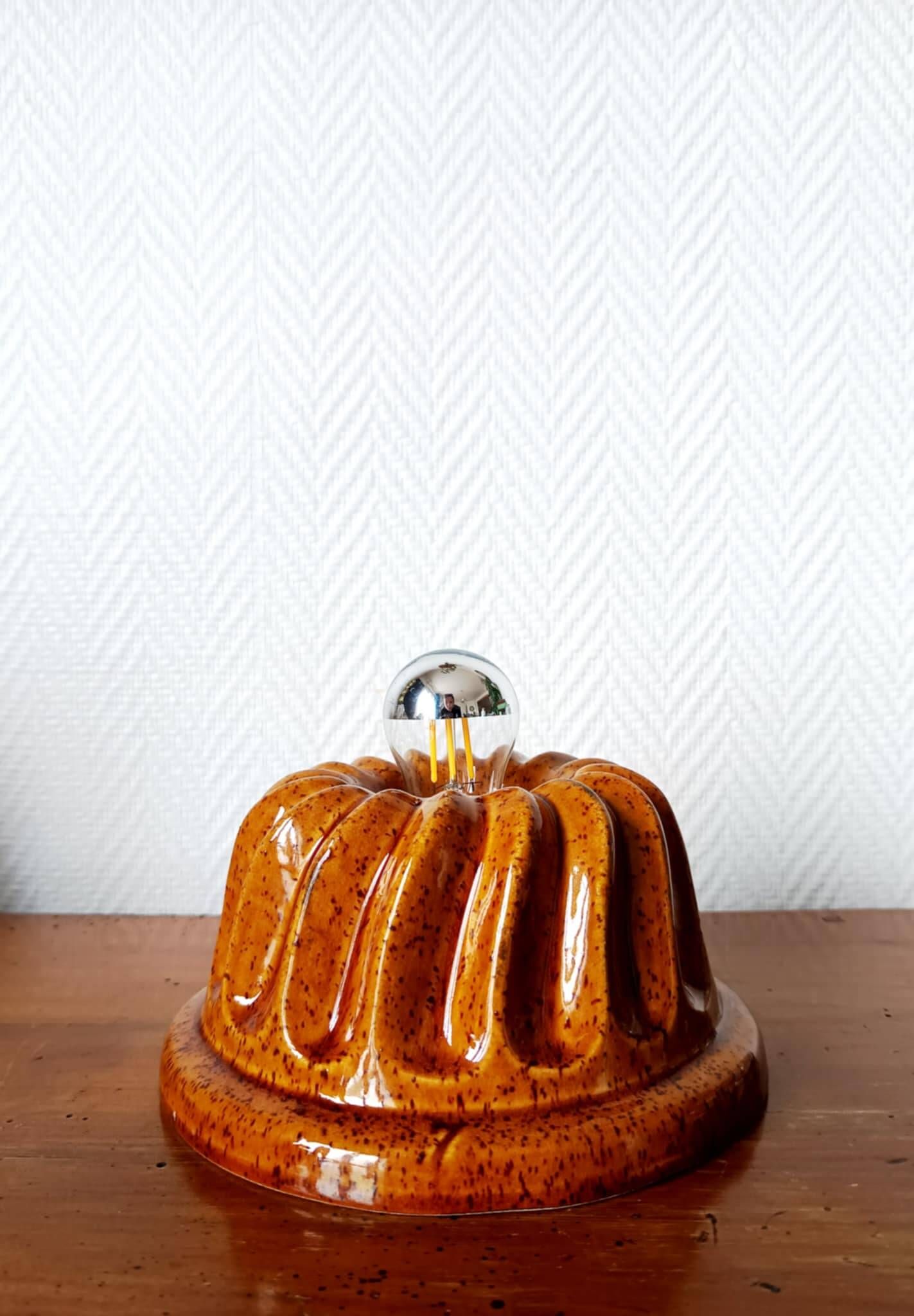 Ceramic cake mold table lamp