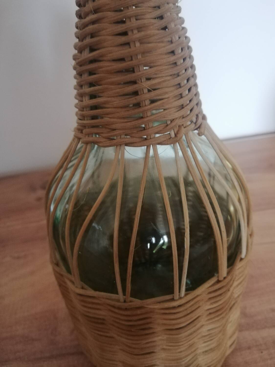 Bouteille habillée d'osier tressé