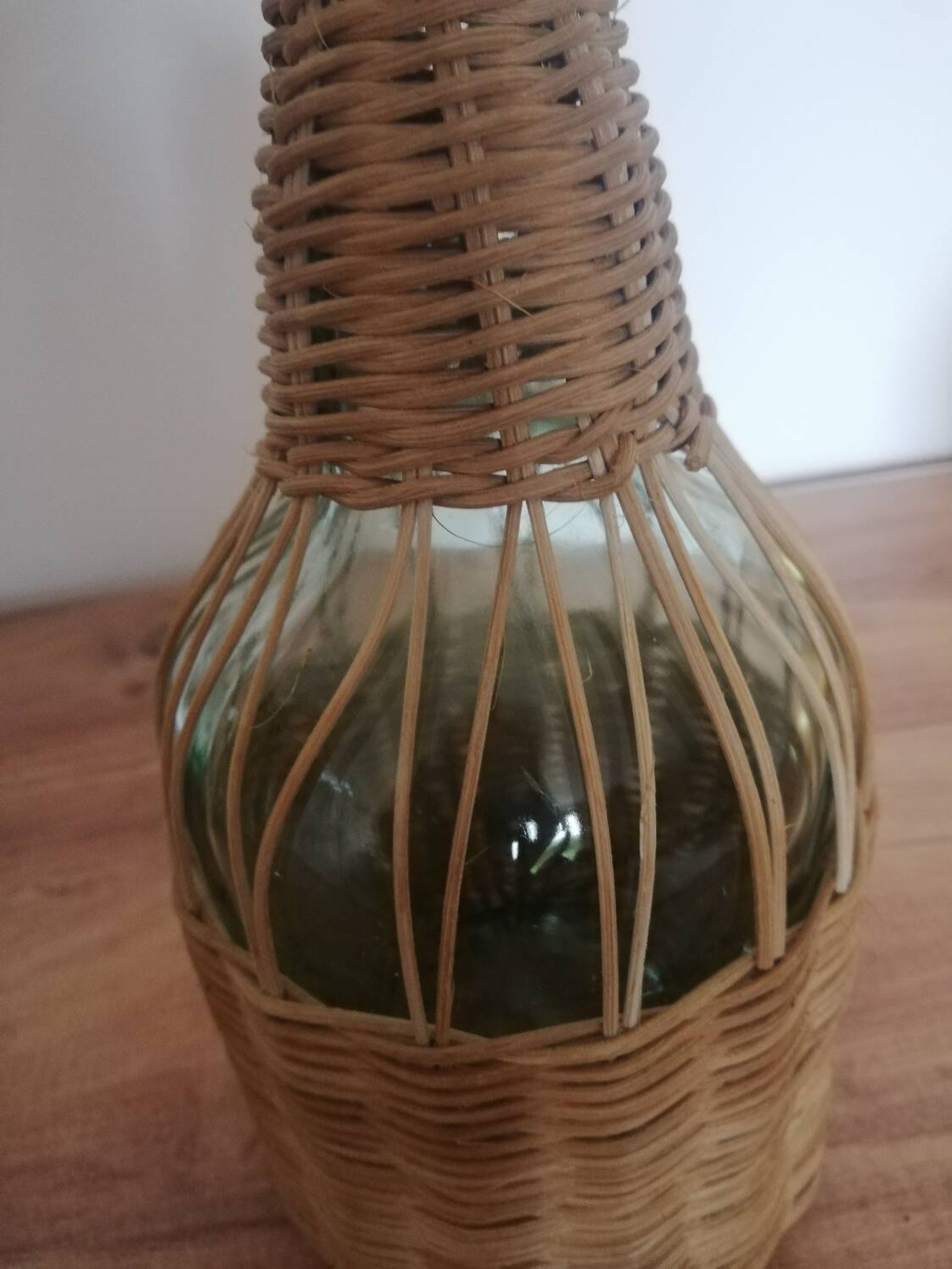 Bouteille habillée d'osier tressé