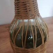 Bouteille habillée d'osier tressé
