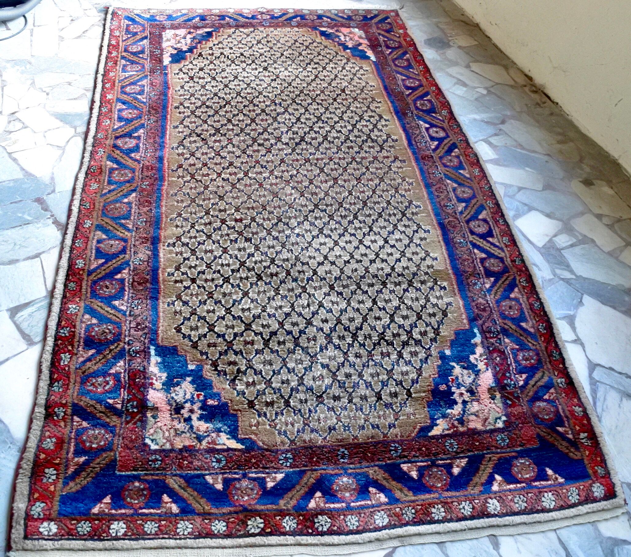 Spectacular hand-knotted Persian rug 245x137cm