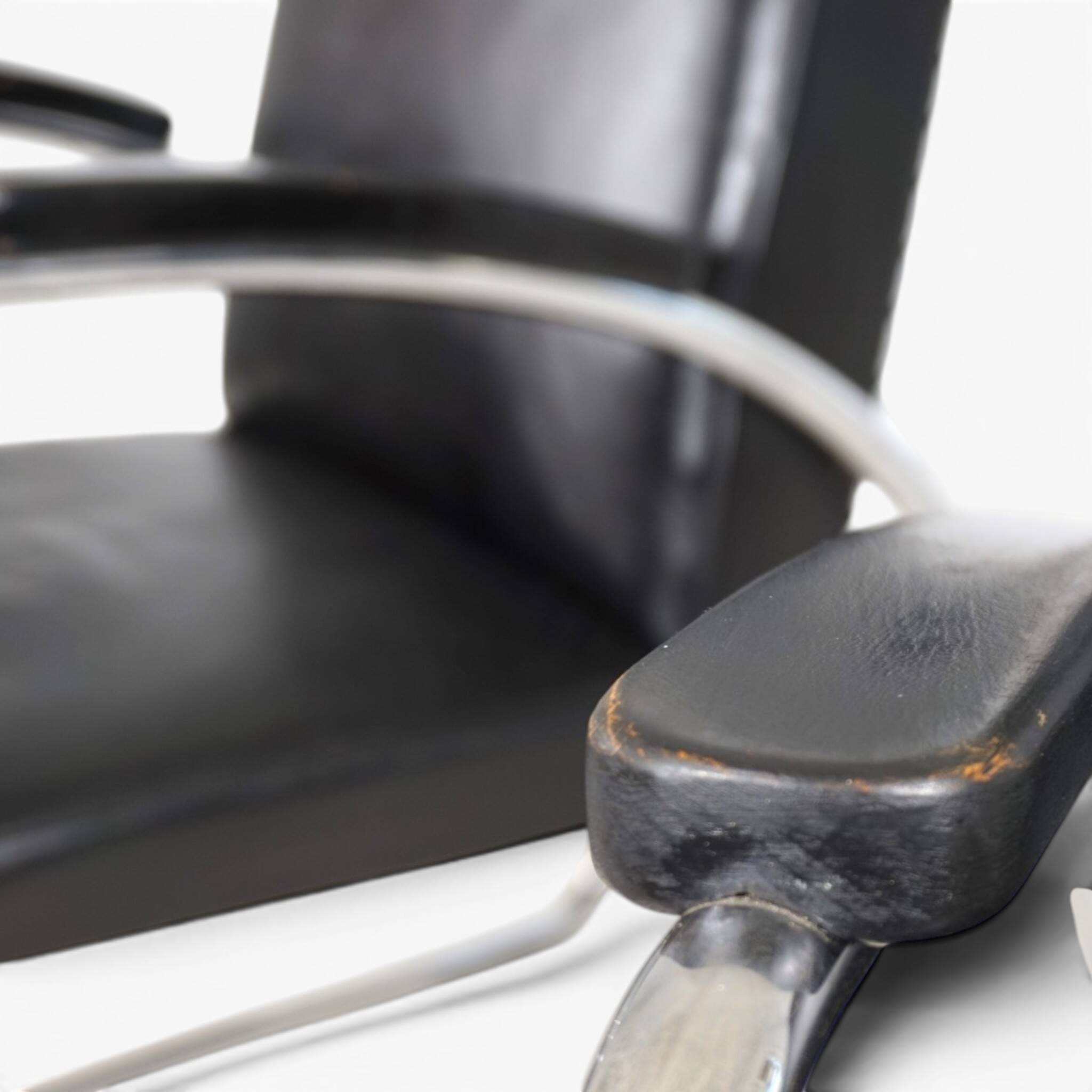 Set of 2 tubular steel Bauhaus Streamline leather armchairs, 1930.