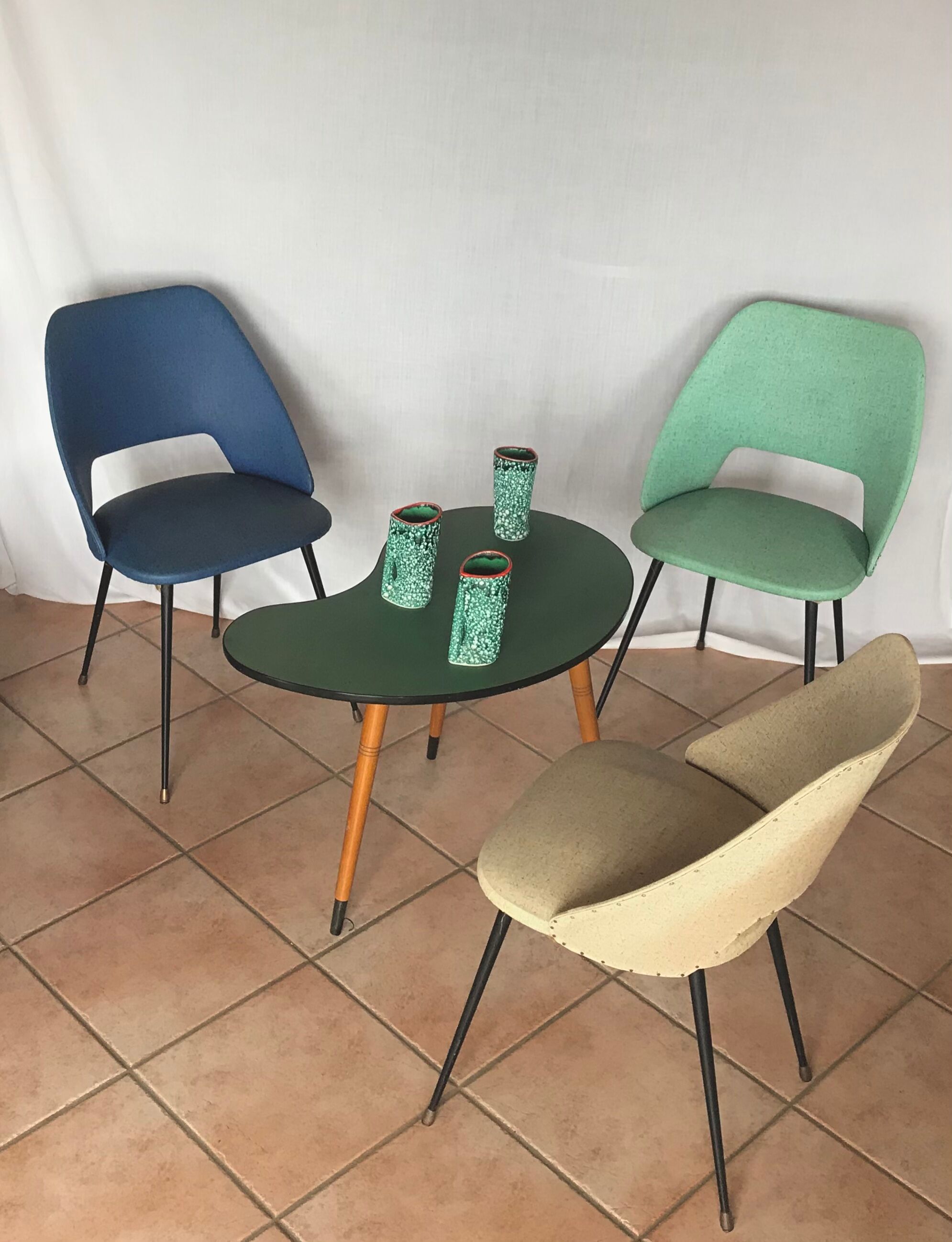 3 chaises tonneau années 50/60 skaï