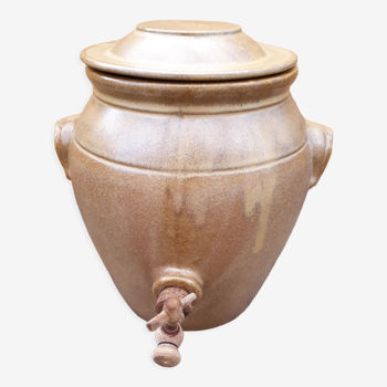 Vinegar maker stoneware with its lid