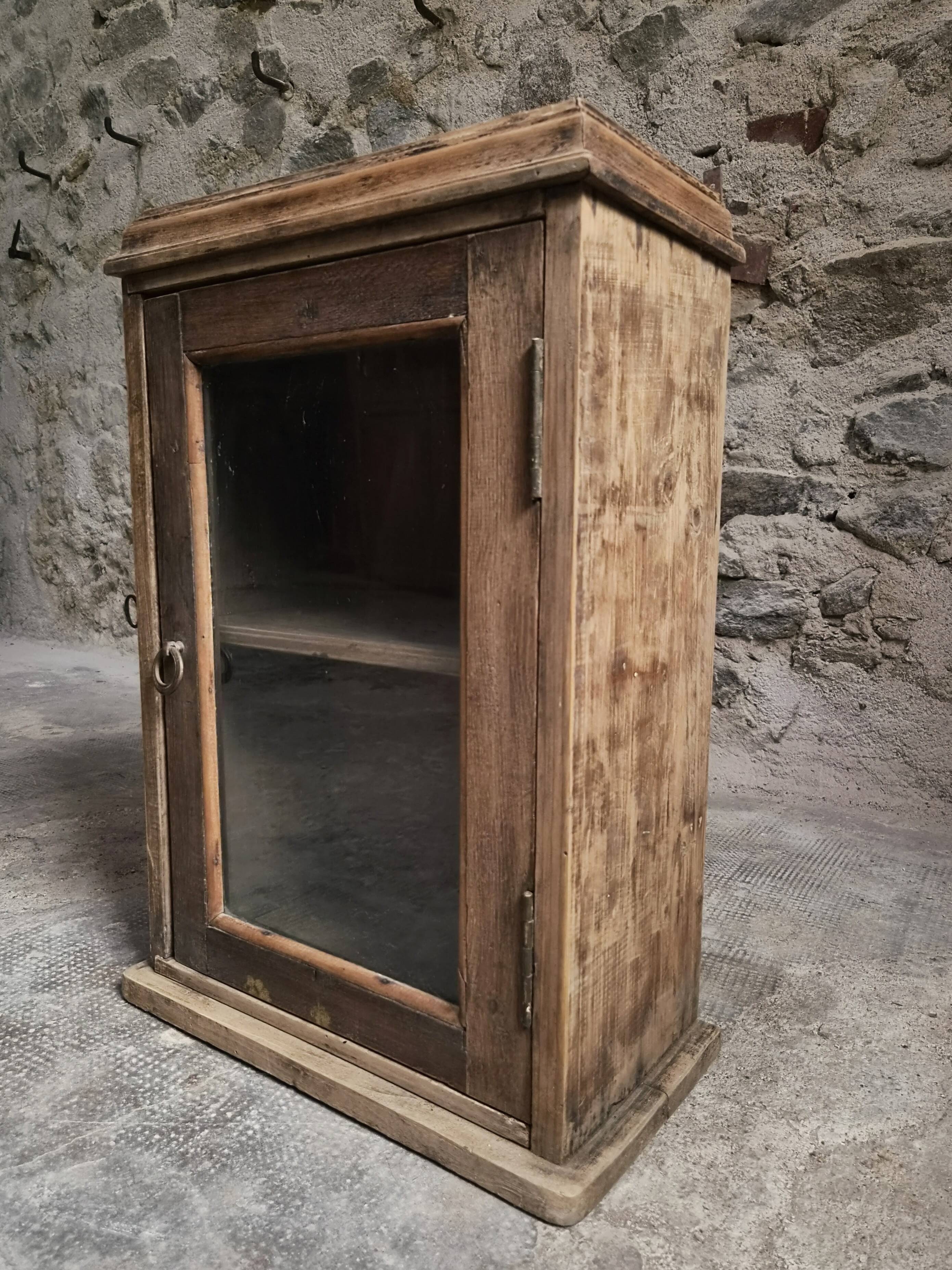 Armoire murale française ancienne, placard suspendu en pin et chêne, porte vitrée, vers 1850–1900