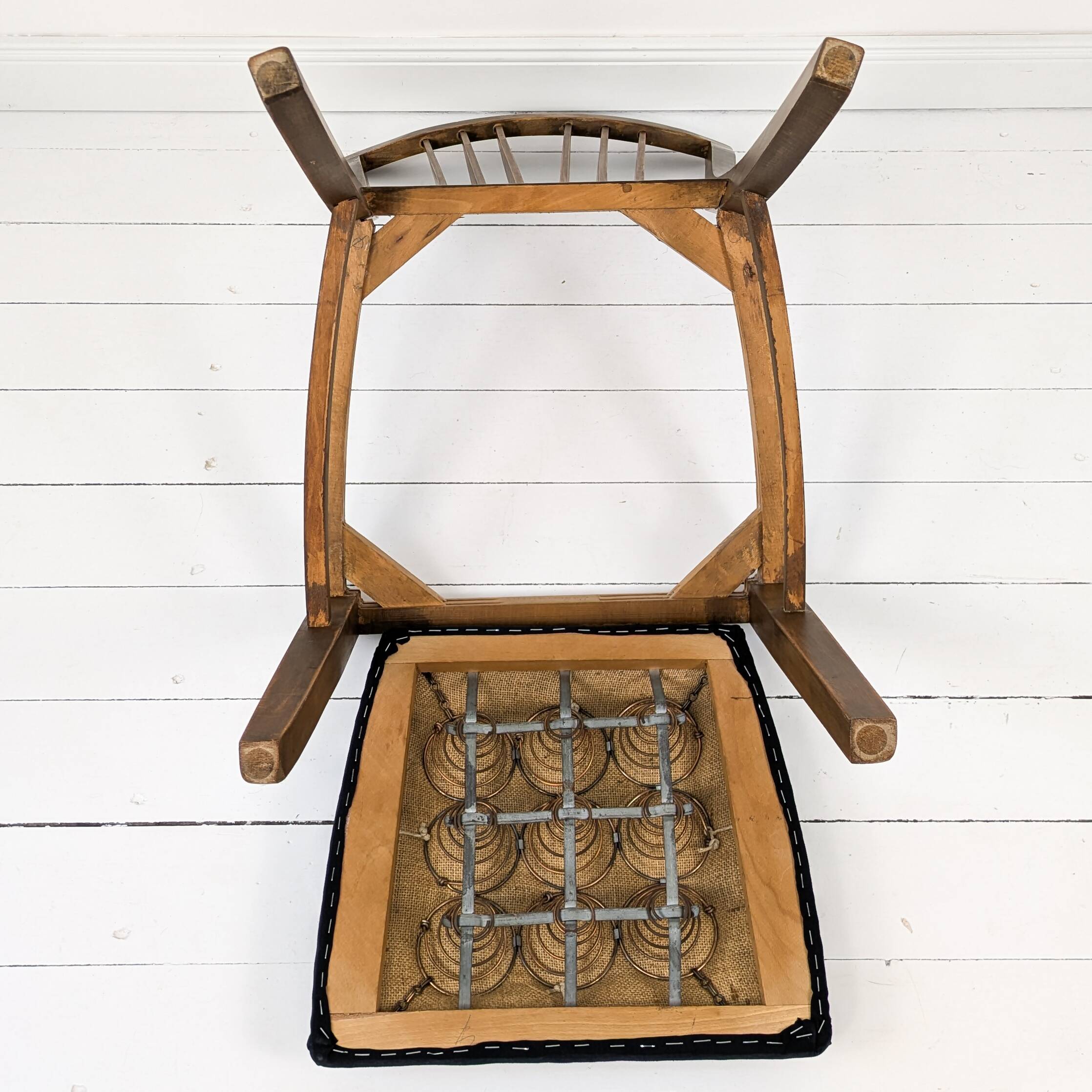 Lot de 2 chaises vintage Mid-Century dossier à barreaux bois massif design