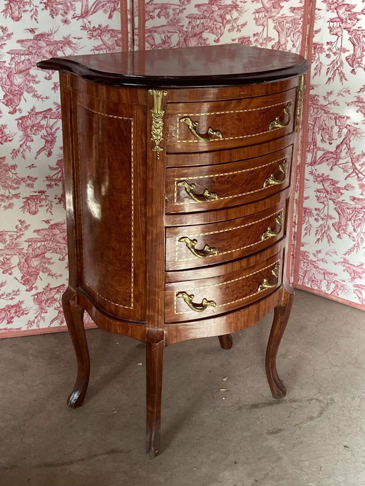 Curved Louis XV style chest of drawers with four drawers – 20th century.