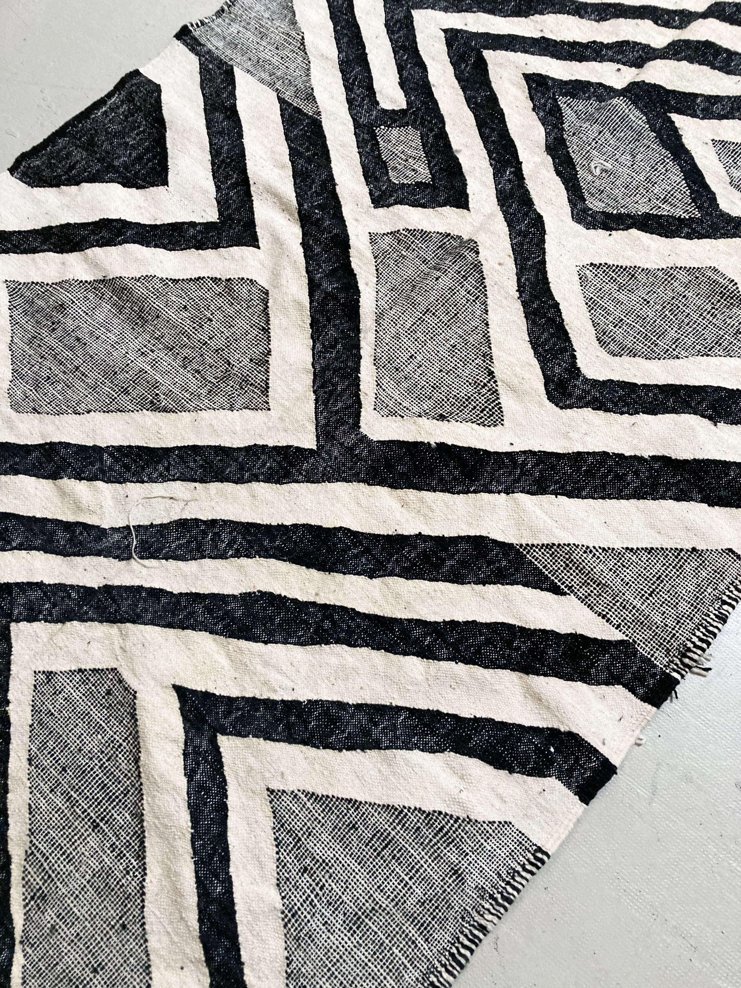 Kilim Berber Moroccan ecru with black graphic patterns 253x158cm