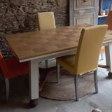Extendable dining table