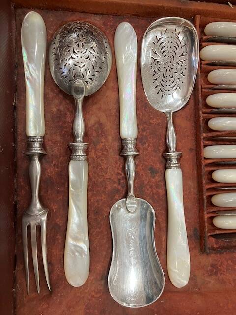 Knife set, mother-of-pearl handles