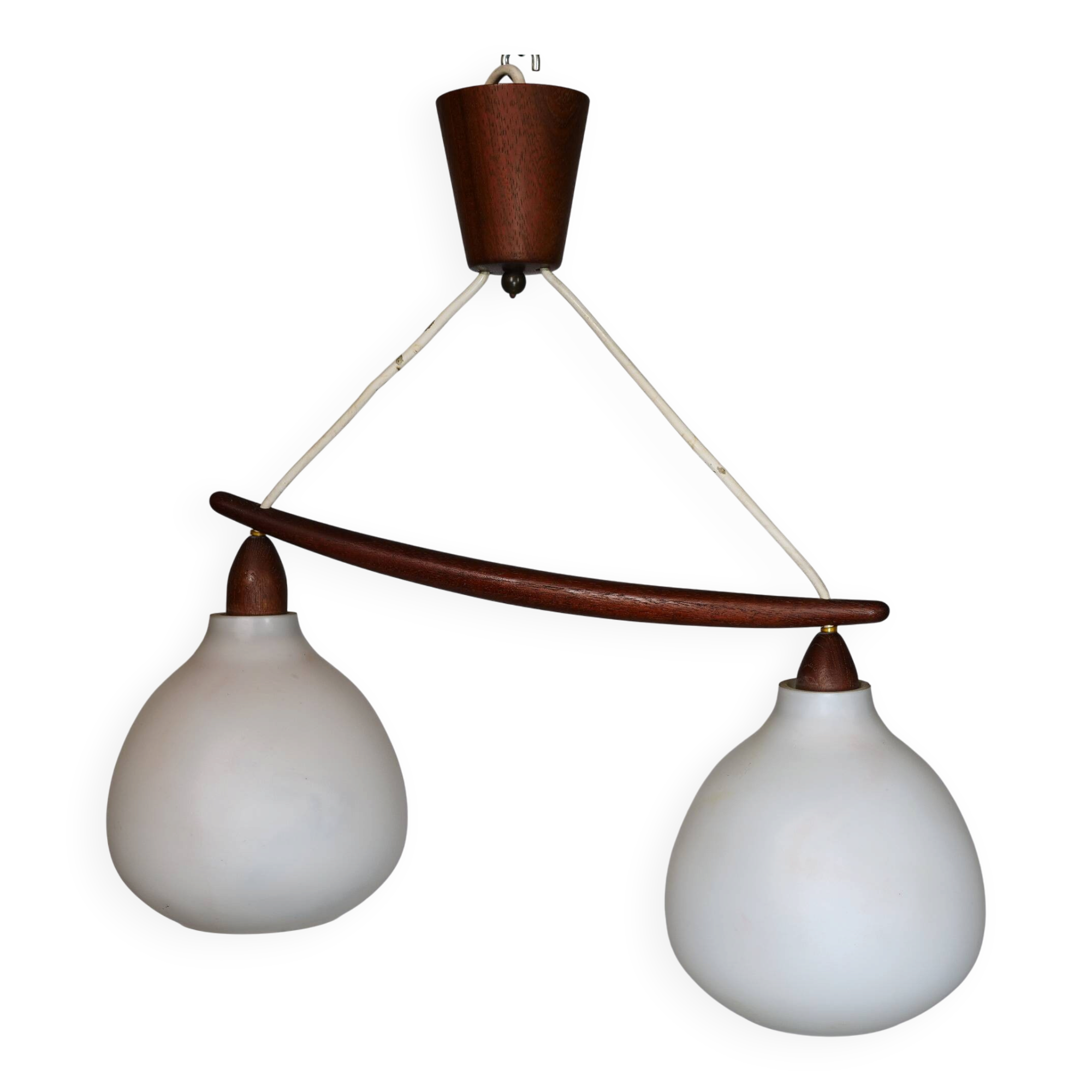 Suspension en verre opalin et teck par Uno & Östen Kristiansson, années 1960.