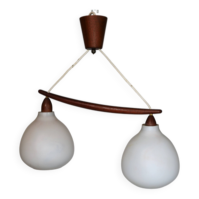Suspension en verre opalin et teck par Uno & Östen Kristiansson, années 1960.