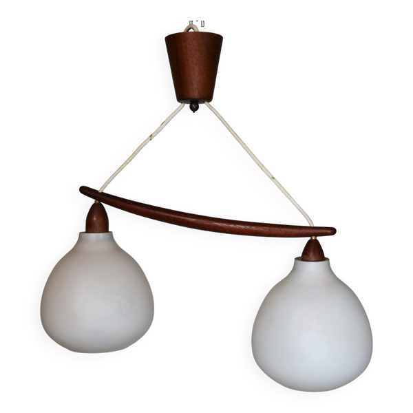 Suspension en verre opalin et teck par Uno & Östen Kristiansson, années 1960.