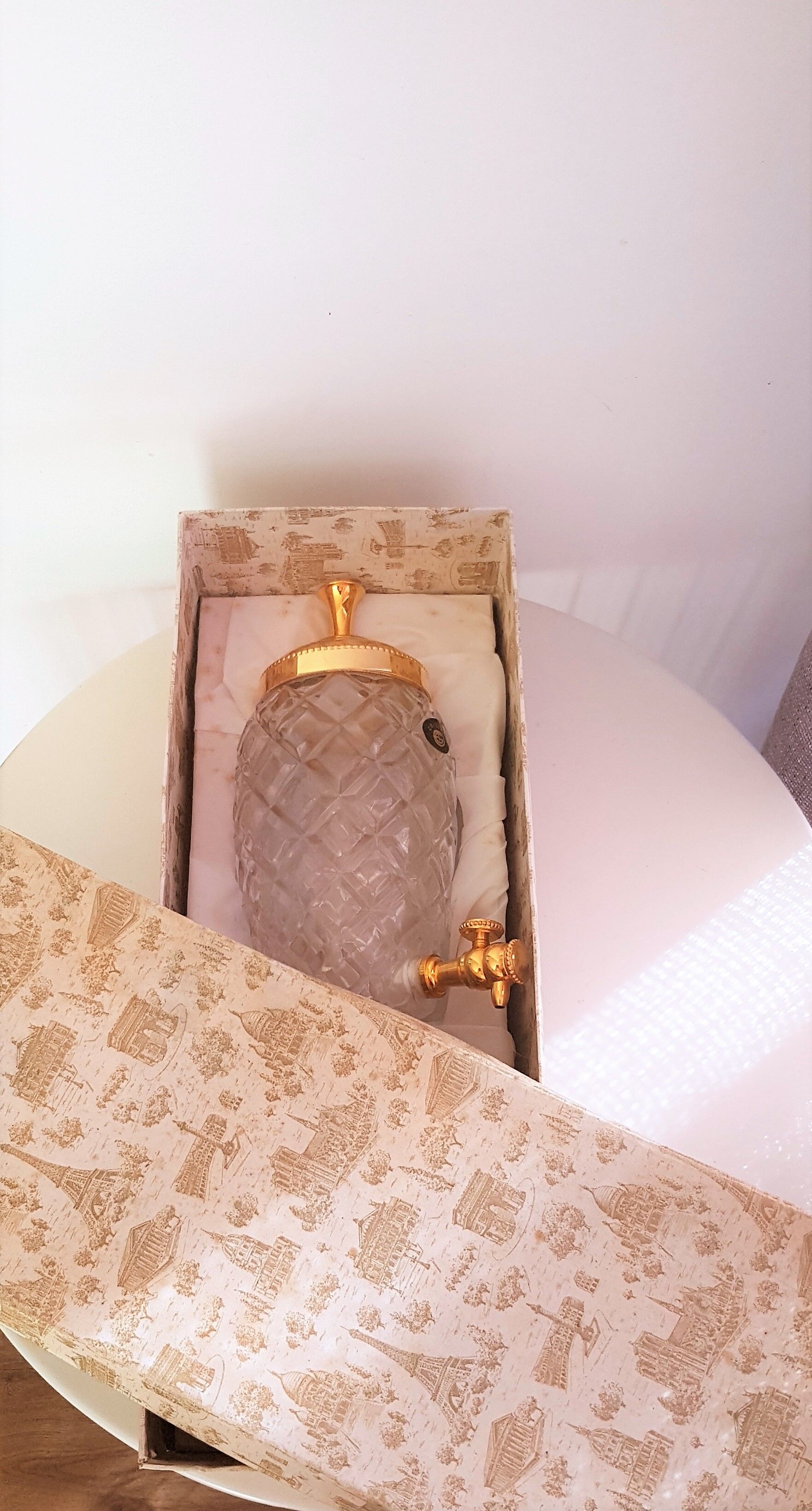 Jug fountain in crystal and gold metal