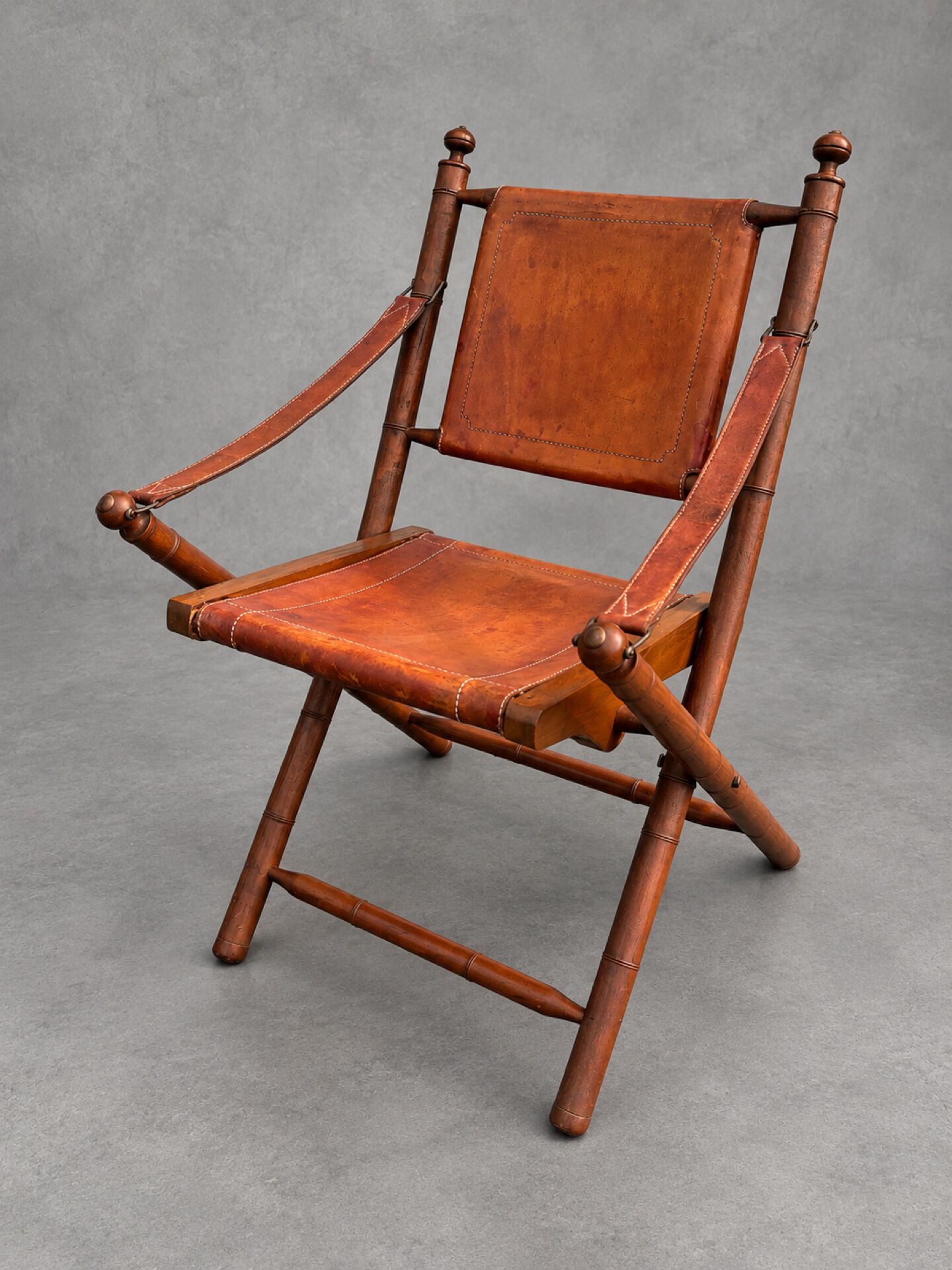 Vintage Safari Armchair in Cognac Leather and Turned Wood – 1940s/50s