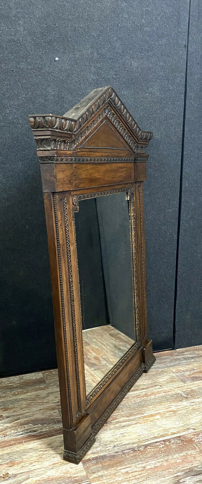 Miroir Renaissance de forme pyramidale en bois naturel