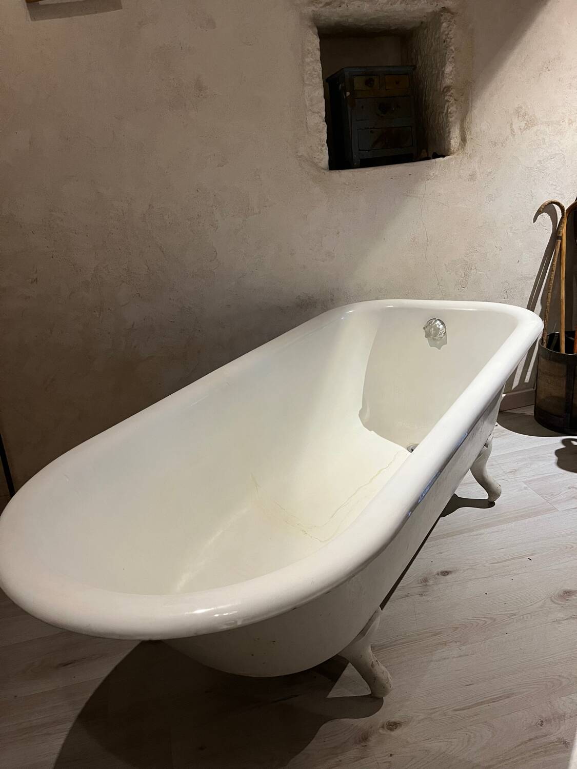 Cast iron lion's feet bathtub early 20th century